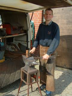 Hufschmied beim Schmieden